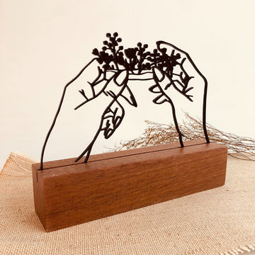 Escultura Decorativa Com Base De Madeira Mão Bolando Cigarro