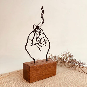 Escultura Decorativa Com Base De Madeira De Mão Com Cigarro