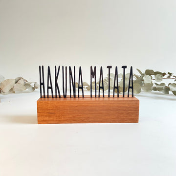 Escultura de Base em Madeira - Hakuna Matata