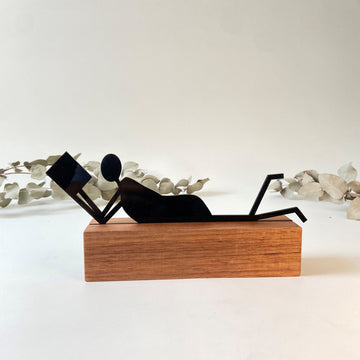 Escultura de Base em Madeira - Leitura Palito