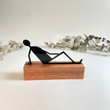 Escultura de Base em Madeira - Sentado Palito