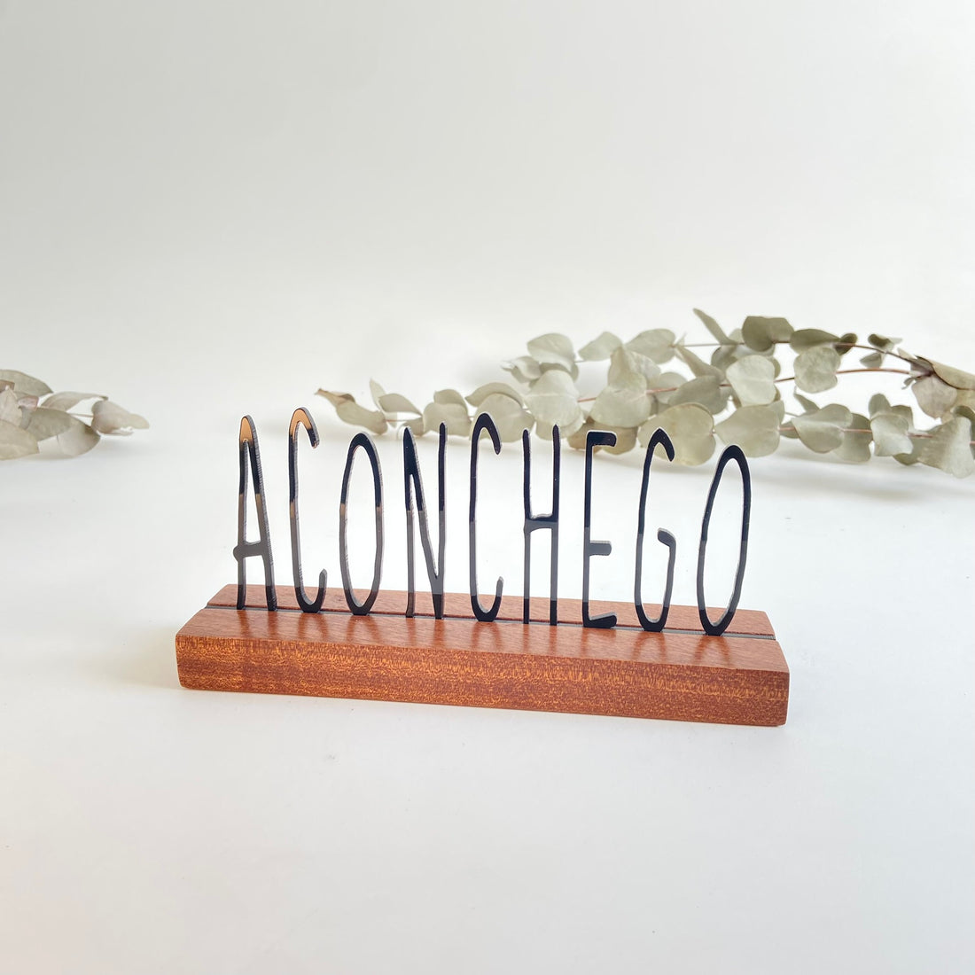 Escultura Palavra Aconchego - Base em Madeira e Arte em Acrílico