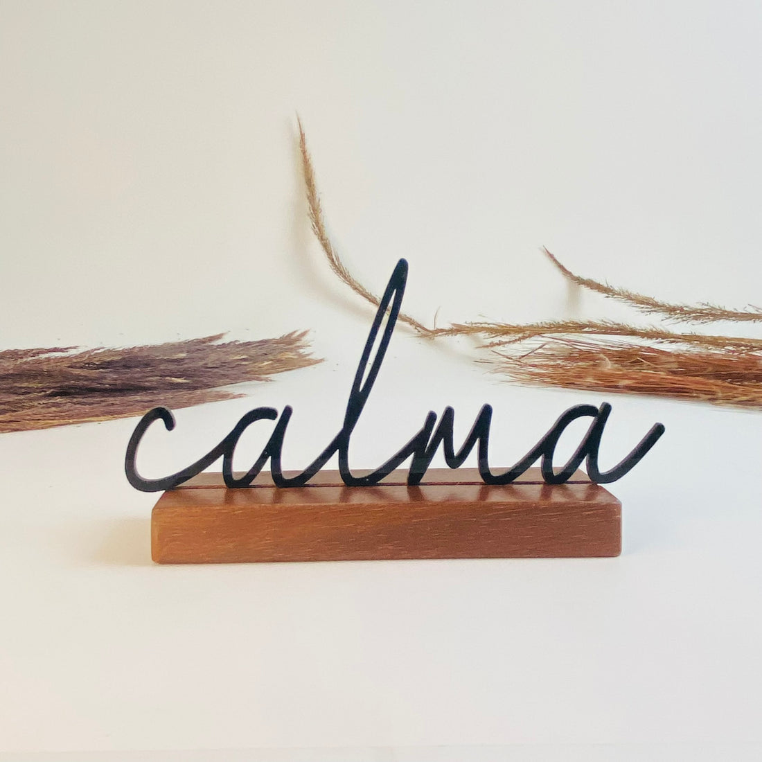 Escultura Palavra Calma - Base em Madeira e Arte em Acrílico
