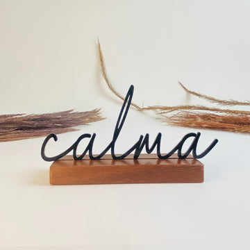 Escultura Palavra Calma - Base em Madeira e Arte em Acrílico