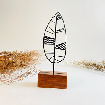 Escultura de Base em Madeira - Folha Abstrata Preenchida