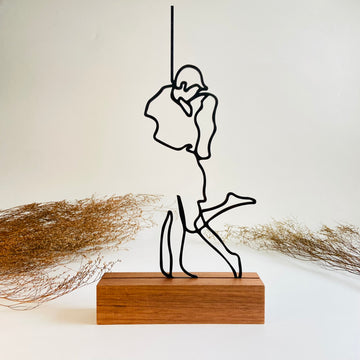 Escultura de Base em Madeira - Casal Beijos