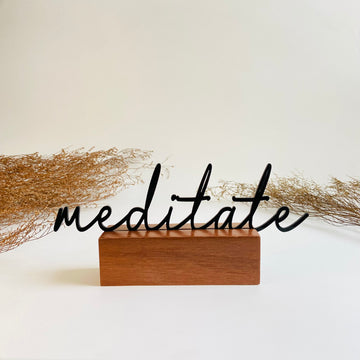 Escultura de Base em Madeira - Meditate