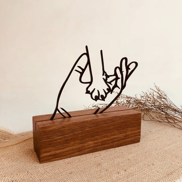 Escultura Decorativa Com Base De Madeira Pata De Gato E Mão