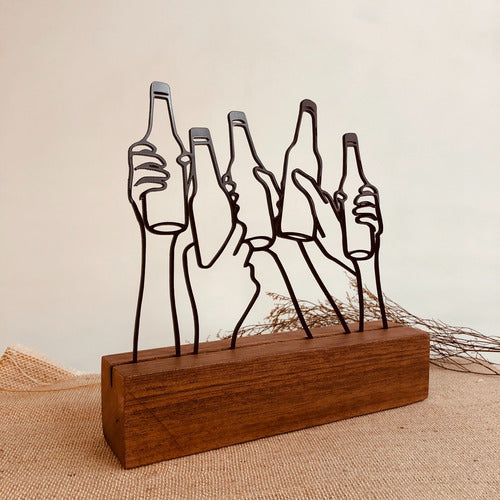 Escultura Decorativa Com Base De Madeira  Brinde Amigos