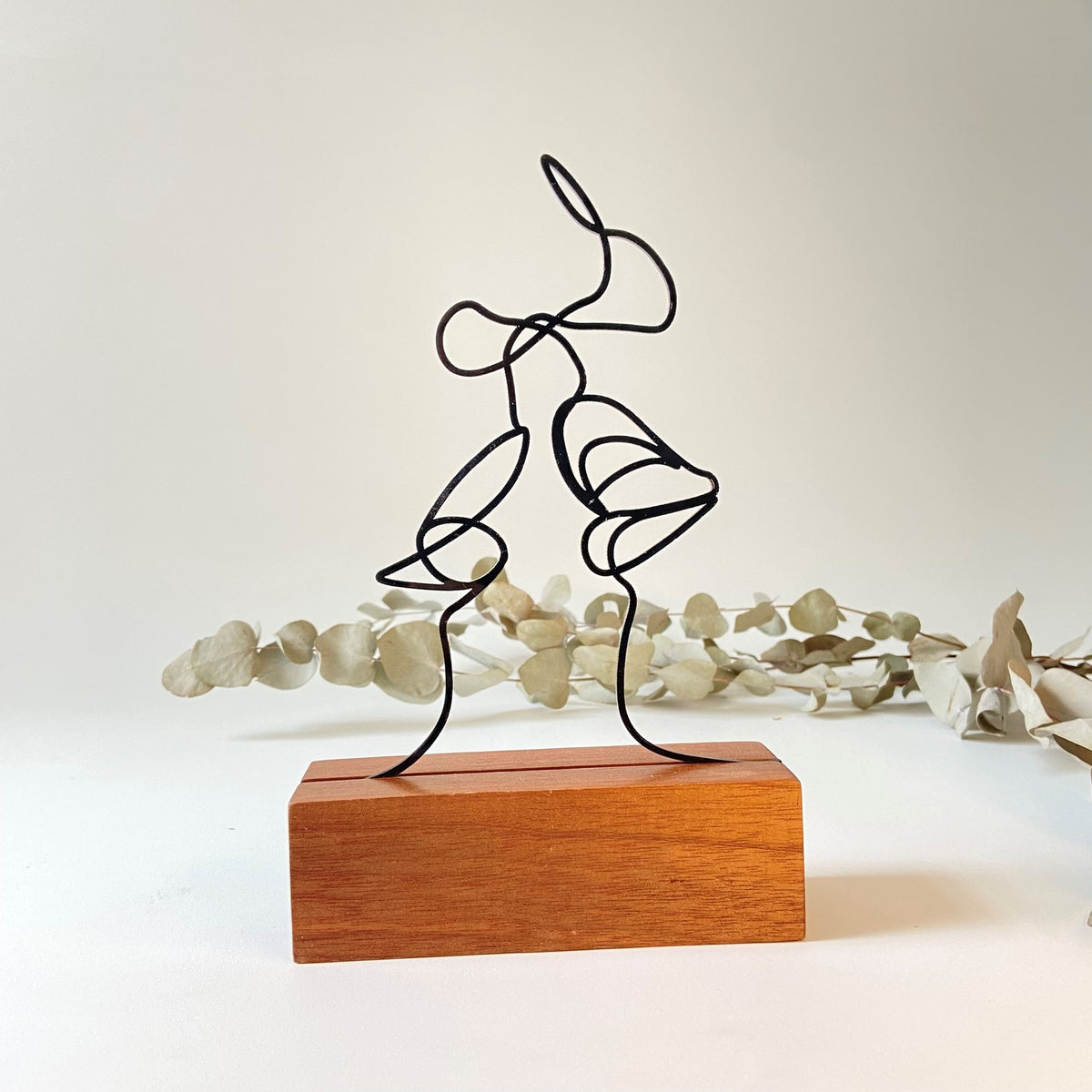 Escultura de Base em Madeira - Beijo Linhas