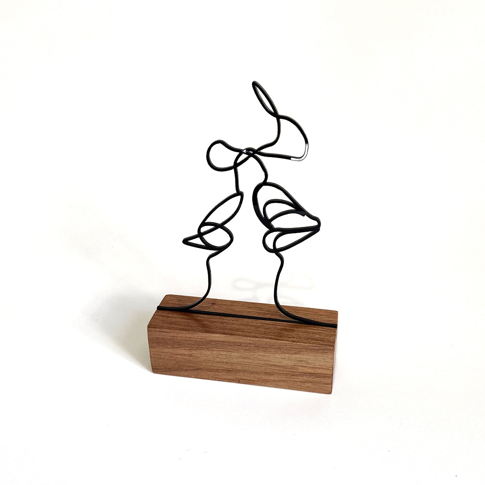 Escultura Minimalista Beijo Linhas - Base em Madeira e Arte em Acrílico