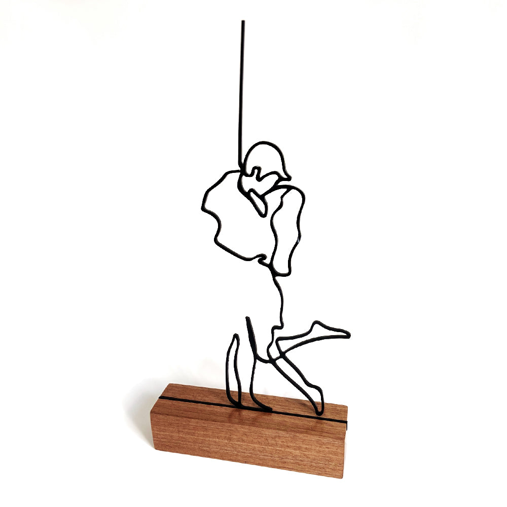 Escultura de Base em Madeira - Casal Beijos
