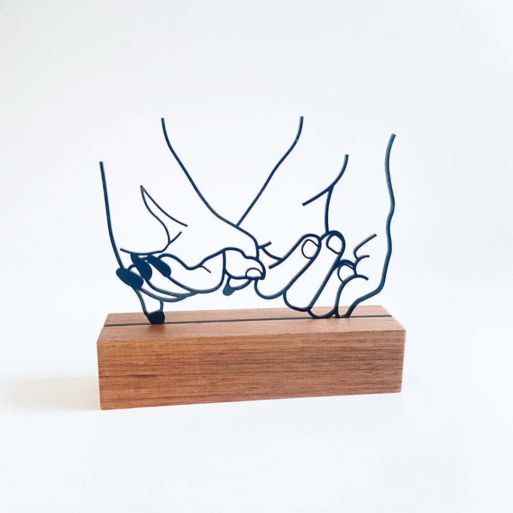 Escultura de Base em Madeira - Dedo Mindinho