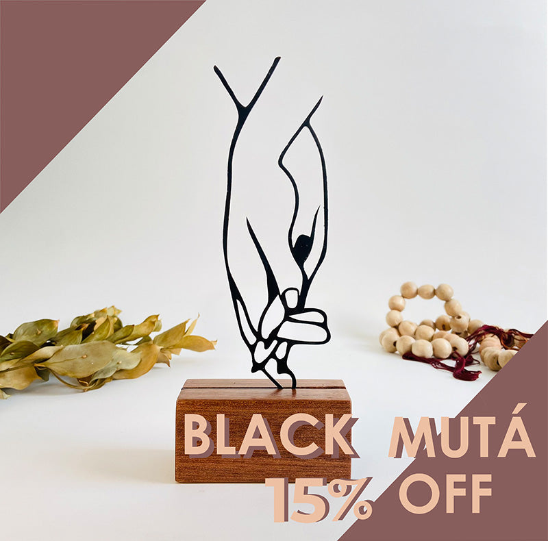 Escultura de Base em Madeira - Mãos Dadas