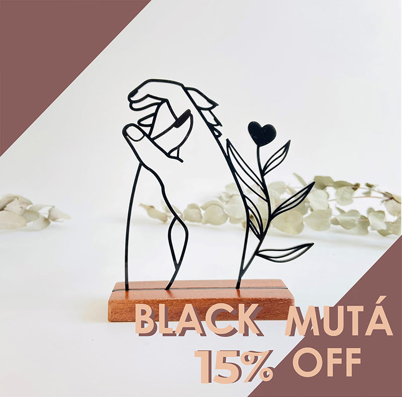 Escultura de Base em Madeira - Mão Coração