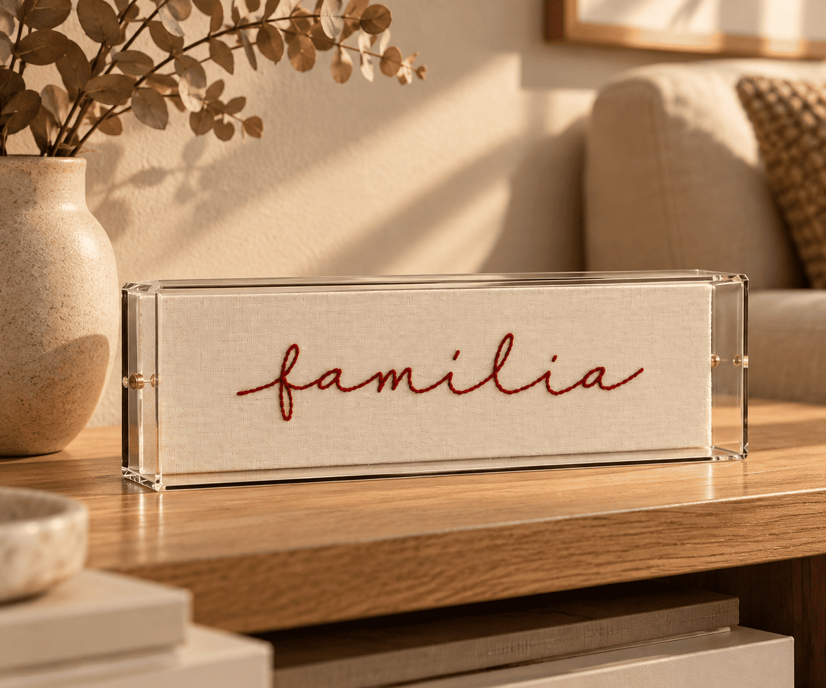 Caixa Acrílica com Bordado Família | 23 x 7 cm