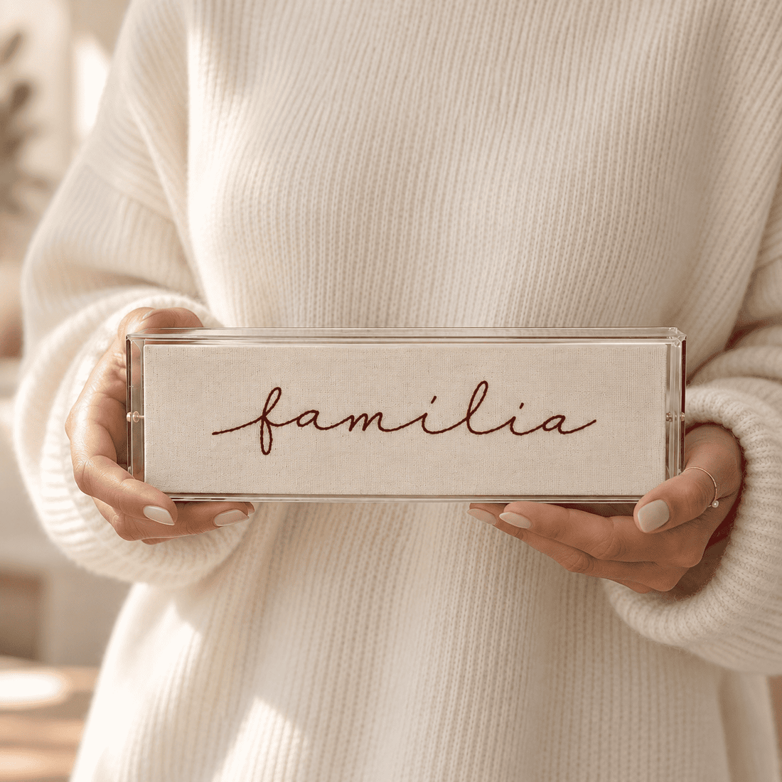 Caixa Acrílica com Bordado Família | 23 x 7 cm