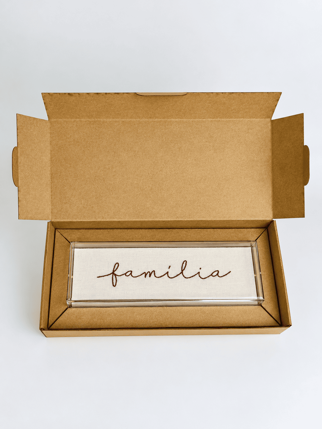 Caixa Acrílica com Bordado Família | 23 x 7 cm