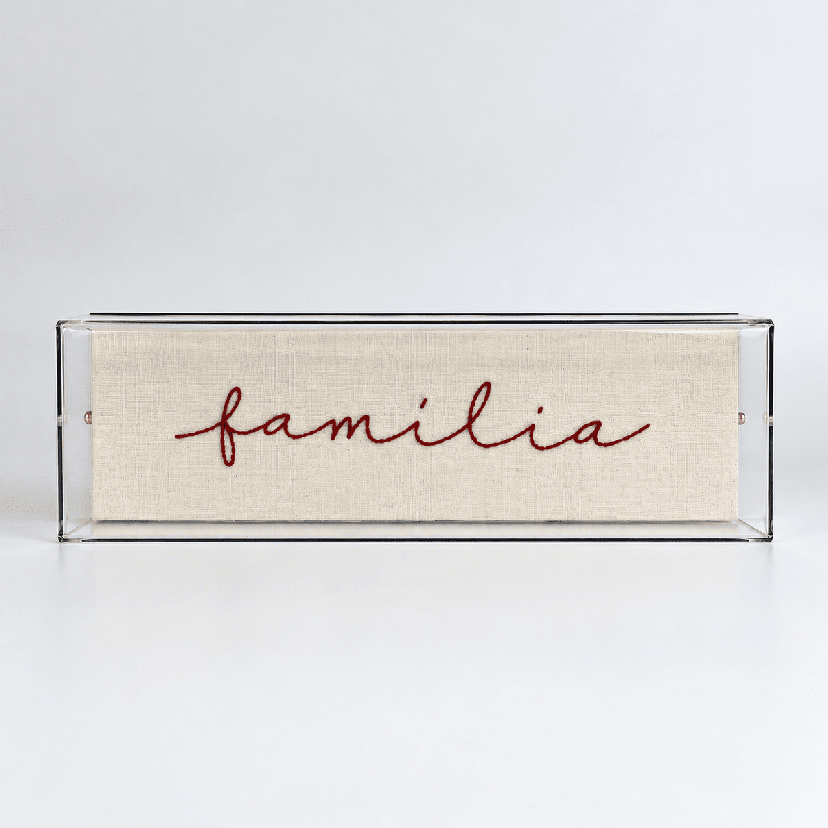 Caixa Acrílica com Bordado Família | 23 x 7 cm