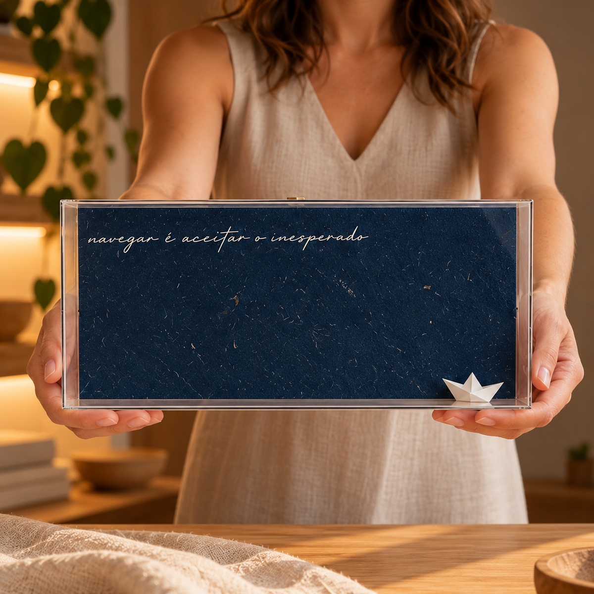 Caixa Acrílica Decorativa À Deriva — Barquinho de Papel | 30 x 15 cm