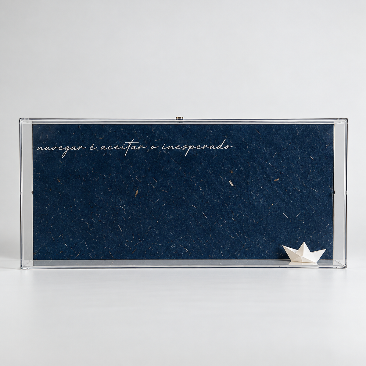 Caixa Acrílica Decorativa À Deriva — Barquinho de Papel | 30 x 15 cm