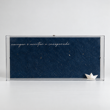 Caixa Acrílica Decorativa À Deriva — Barquinho de Papel | 30 x 15 cm