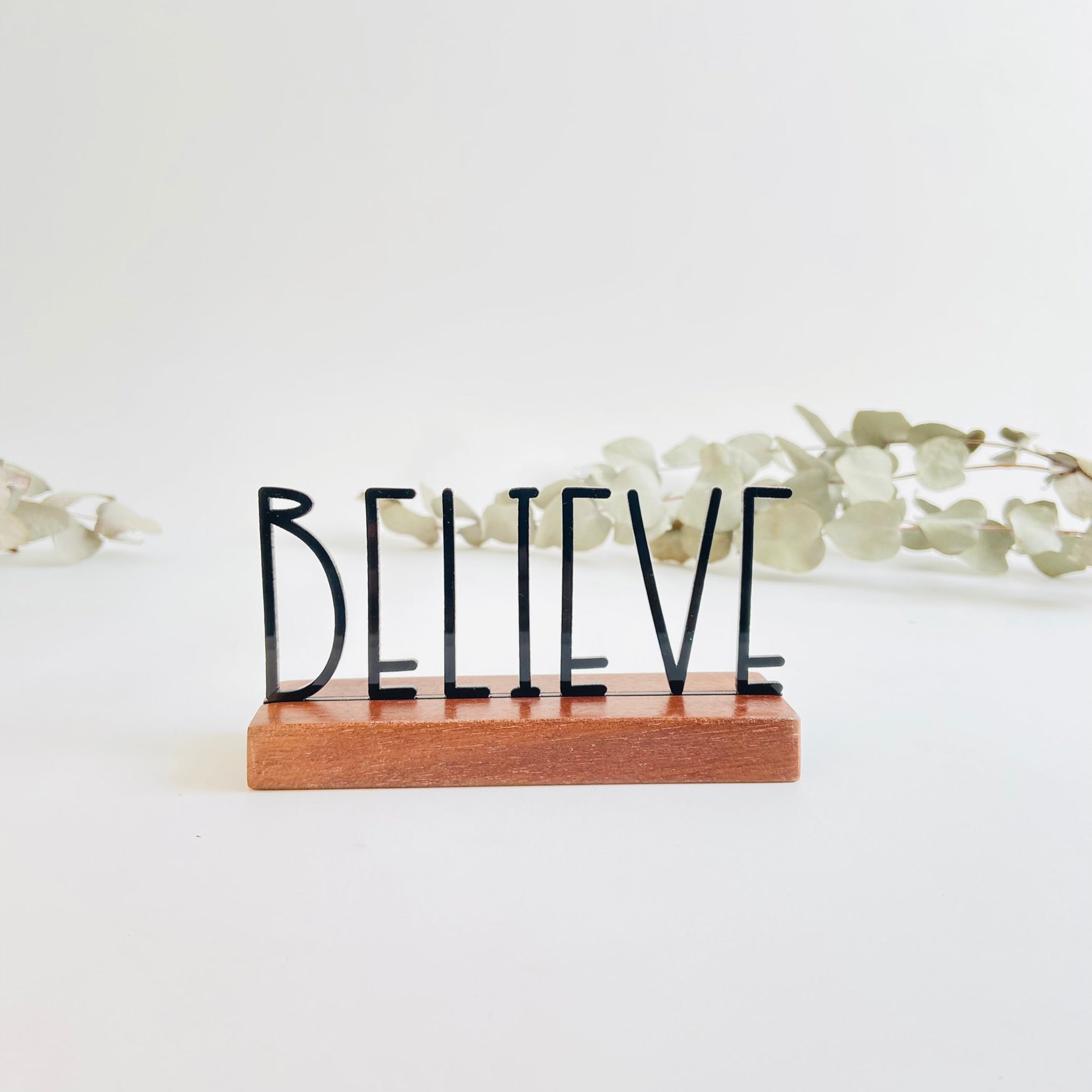 Escultura de Base em Madeira - Believe