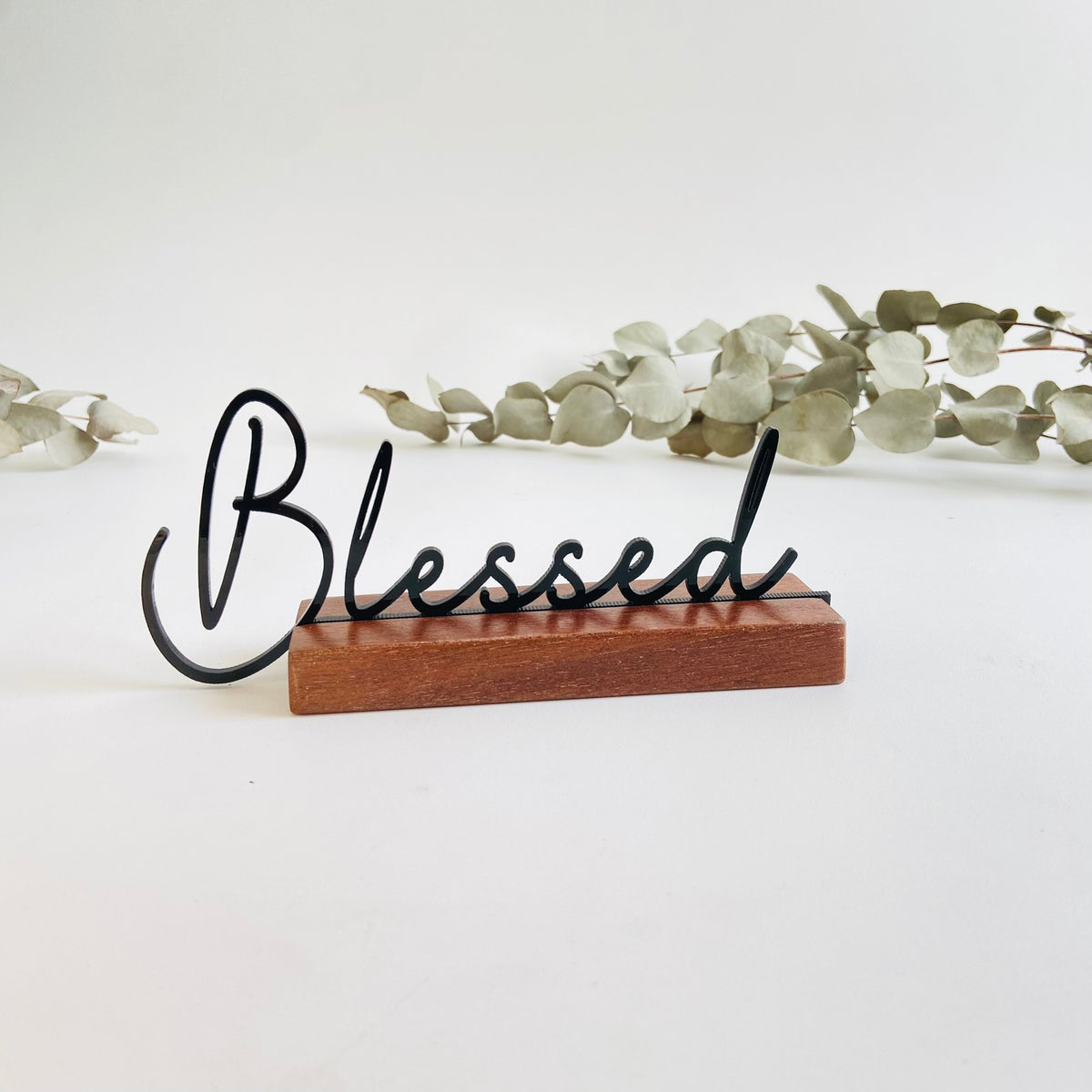 Escultura Palavra Blessed - Base em Madeira e Arte em Acrílico 