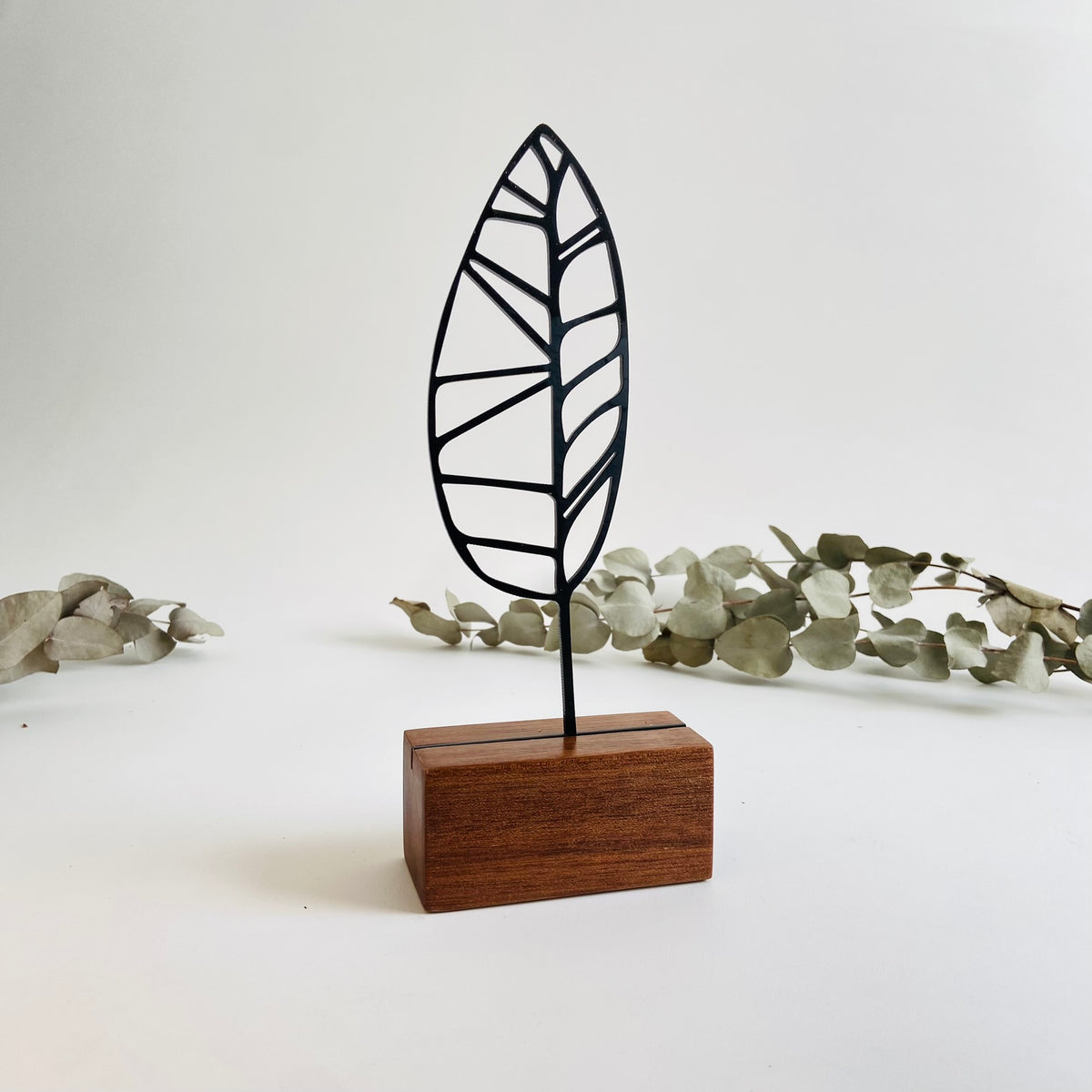 Escultura de Base em Madeira - Folha Abstrata em Linhas