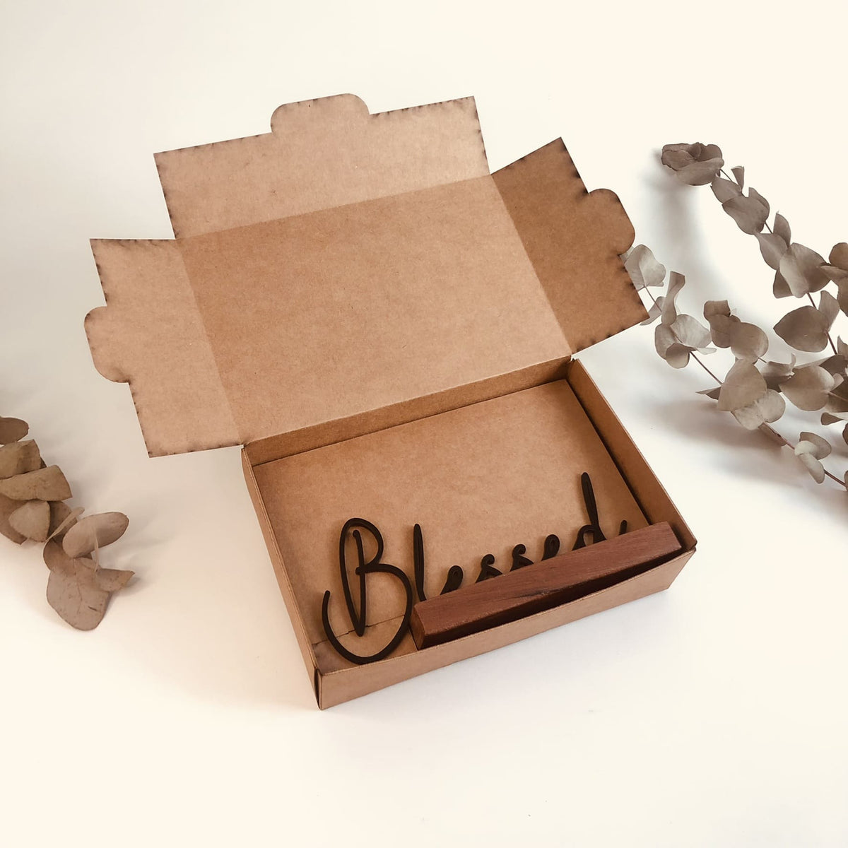 Escultura de Base em Madeira - Blessed