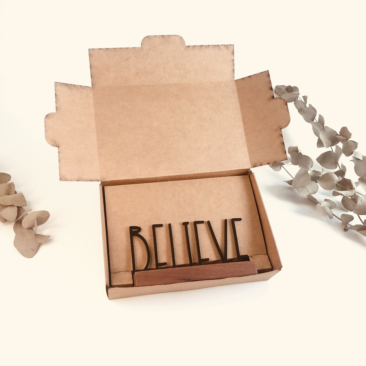 Escultura de Base em Madeira - Believe