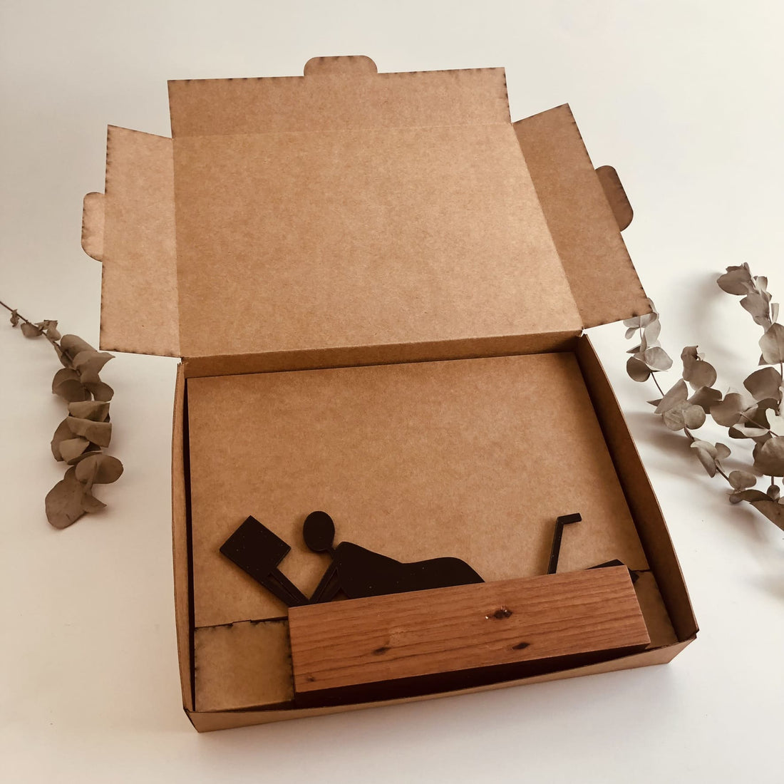 Escultura de Base em Madeira - Leitura Palito