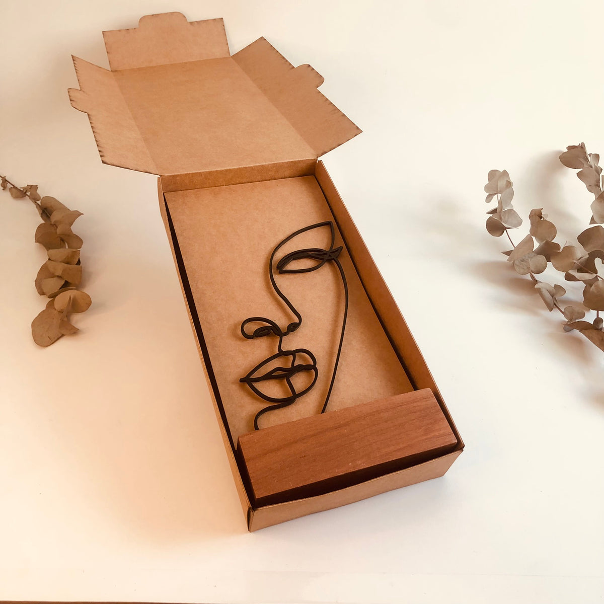 Escultura de Base em Madeira - Rosto Linhas