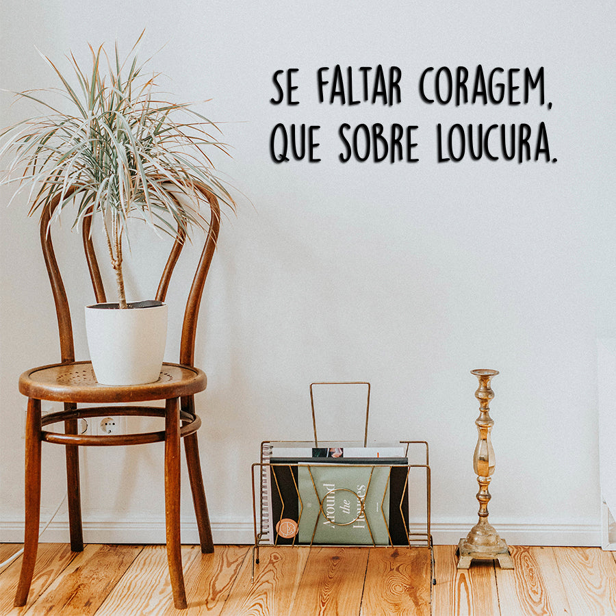 Letreiro de Parede de Frase: - ''Se faltar coragem, que sobre loucura.''