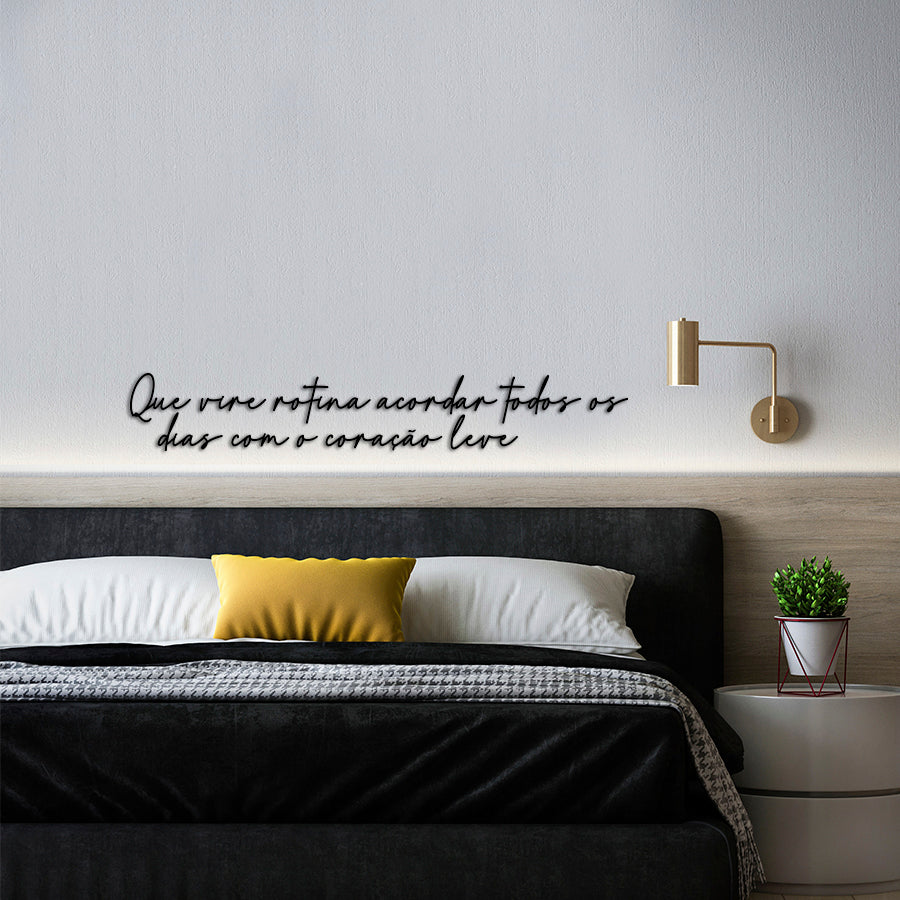 Letreiro de Parede de Frase: - ''Que vire rotina acordar todos os dias com o coração leve''